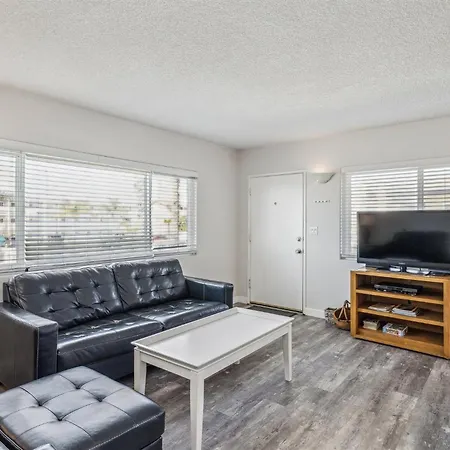 Beautiful 2 Bed Beach Condo #201 Condo